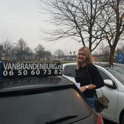 Geslaagde leerling bij de lesauto in Bemmel