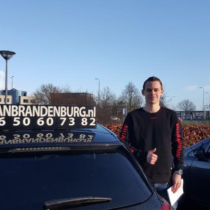 Geslaagde leerling viert het behaalde rijbewijs