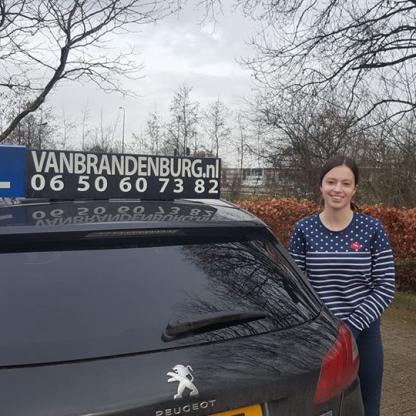 Geslaagde leerling naast de lesauto van Clemens van Brandenburg