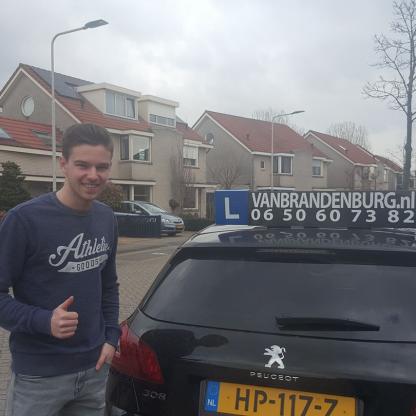 Geslaagde leerling met het rijbewijs in de hand