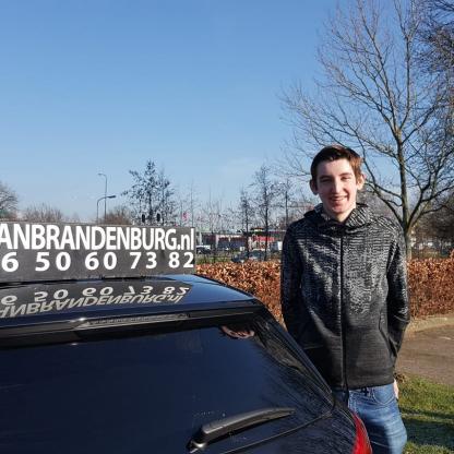 Geslaagde leerling na het rijexamen in Arnhem