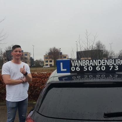 Geslaagde leerling na het rijexamen in Nijmegen