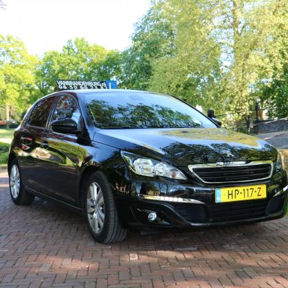 Geslaagde leerling van Autorijschool van Brandenburg bij de auto